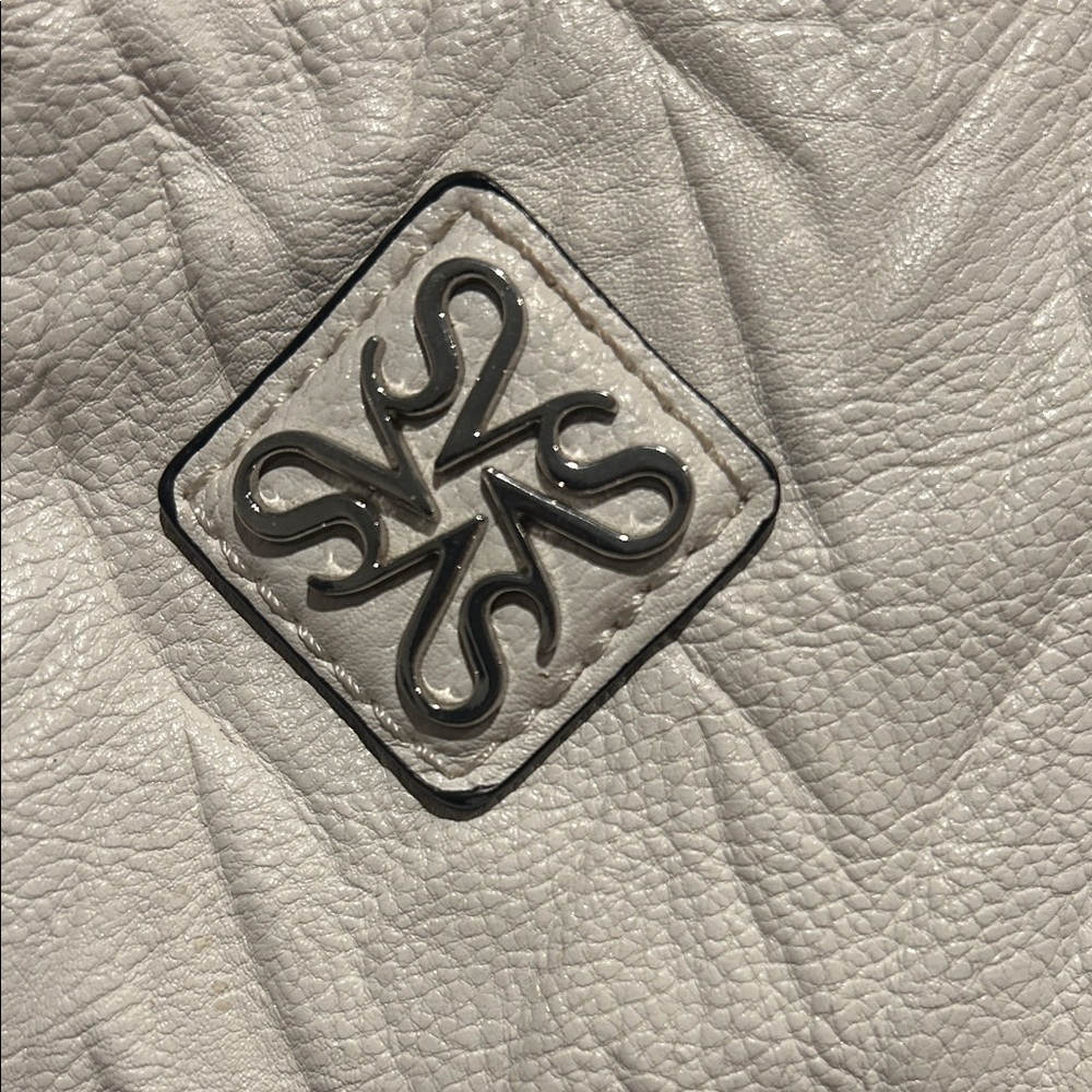 Vera Wang Elegant White Shoulder Bag - Picture 2 of 4